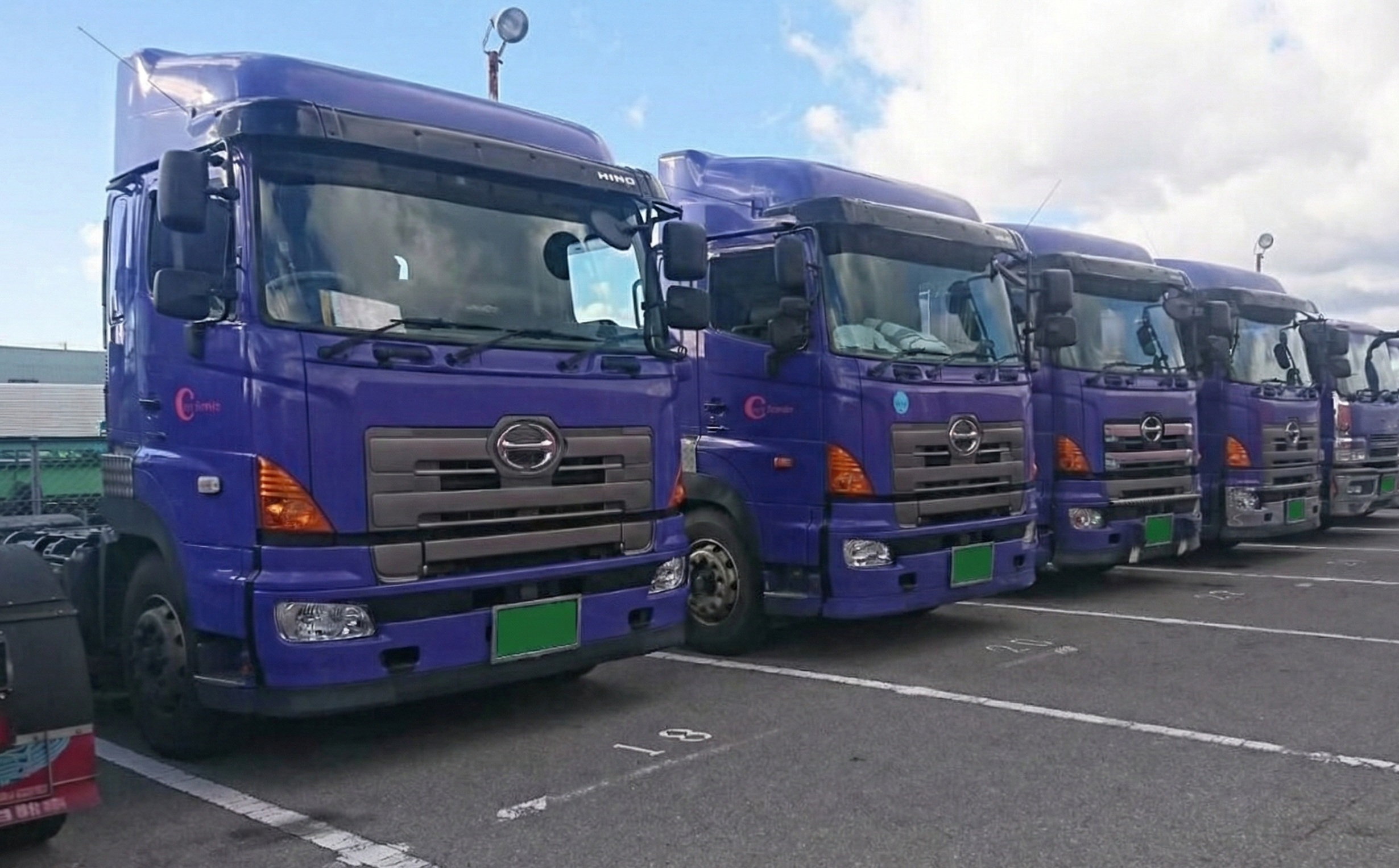 キャリーサービス輸送車両